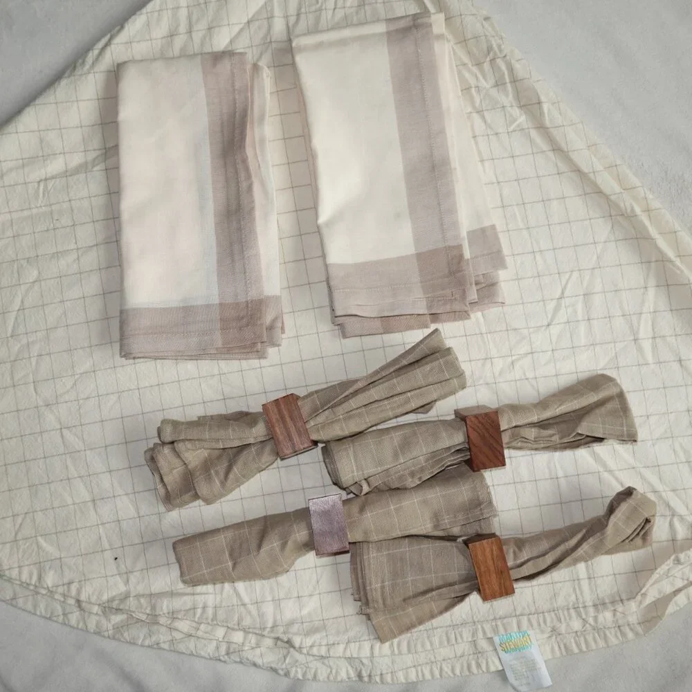 Martha Stewart Round Tablecloth + 8 Cloth Napkins + 4 Wooden Napkin Holders